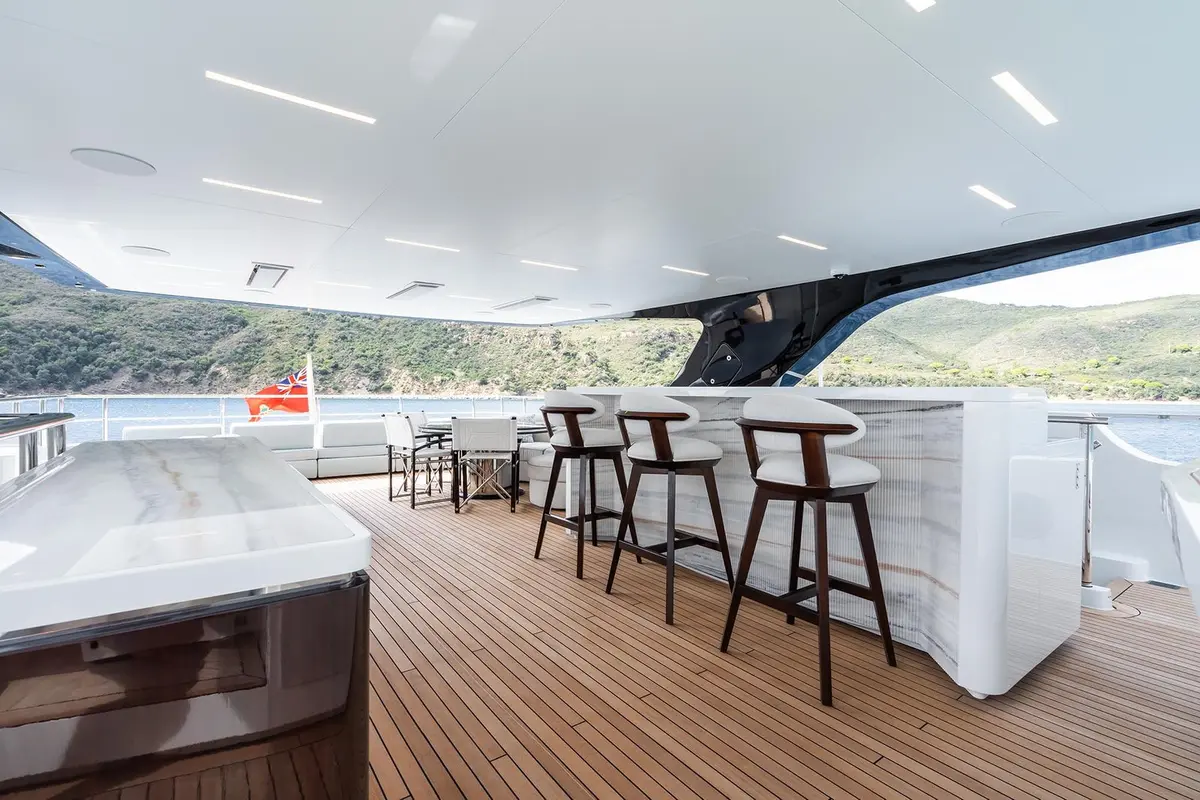 M, cabina principale — Priveo Yachts, Europa. Ponti ampi e cinque cabine per un piccolo gruppo