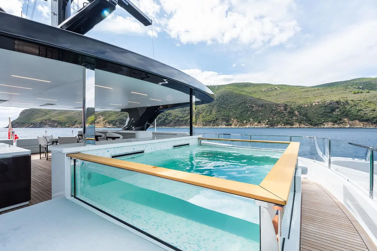 M, flybridge — Priveo Yachts, Europa. Ponti ampi e cinque cabine per un piccolo gruppo