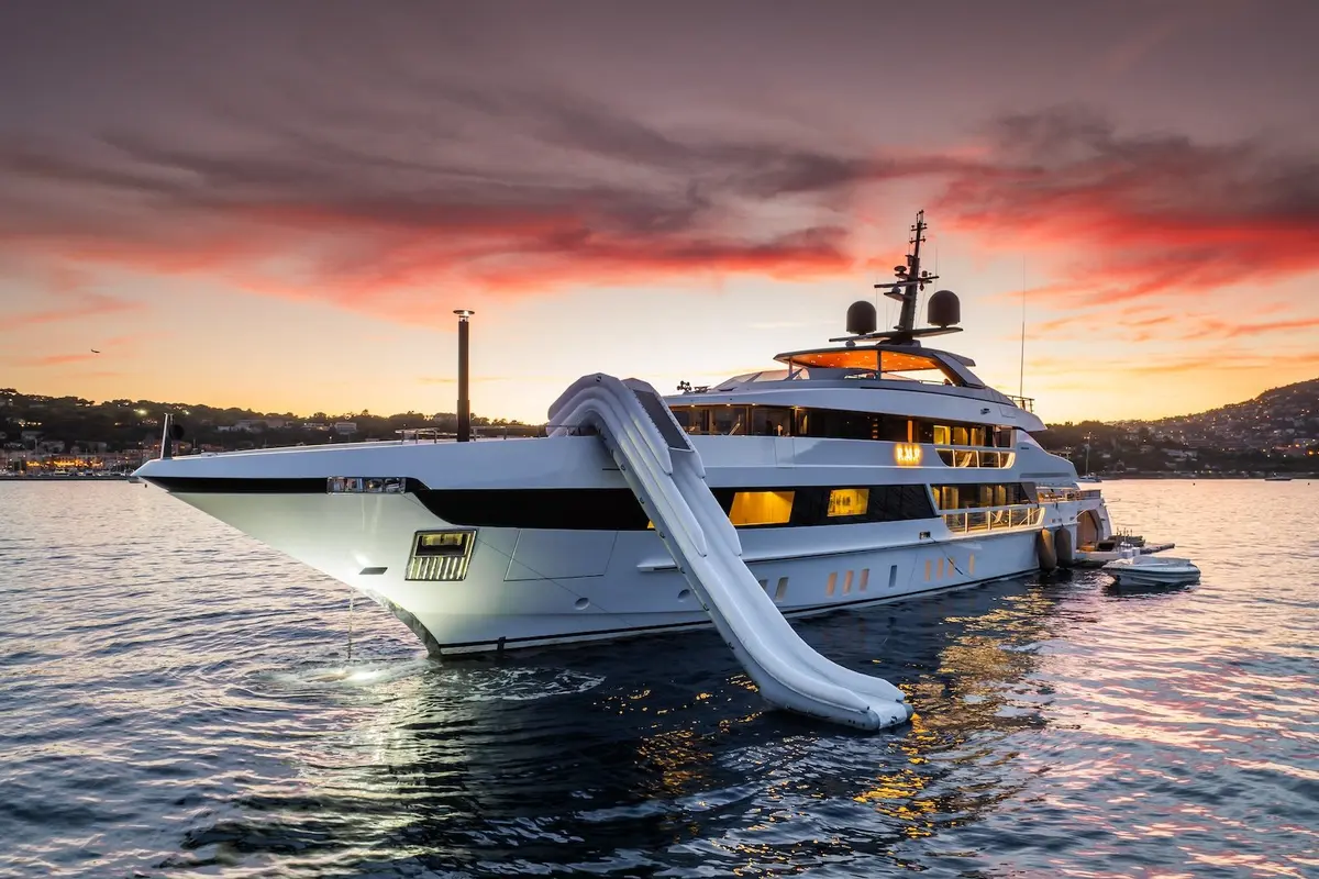 RMF, ponte principale — Priveo Yachts, Europa. Cinquantadue metri Sanlorenzo per rotte lunghe e private