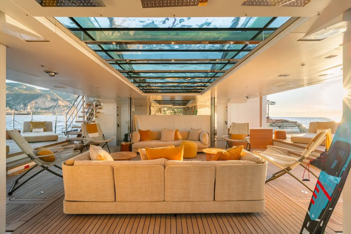 RMF, flybridge — Priveo Yachts, Europa. Cinquantadue metri Sanlorenzo per rotte lunghe e private