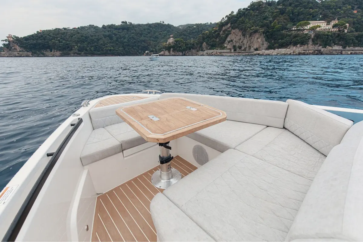 Saxdor 400 GTO, camarote principal — Priveo Yachts, Europa. Salidas rápidas de día para grupos reducidos en Europa