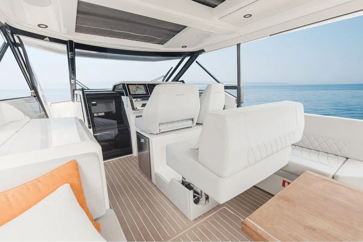 Saxdor 400 GTO, cubierta de popa — Priveo Yachts, Europa. Velocidad y espacio abierto para salidas de día