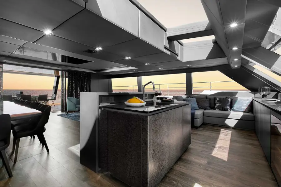 Sunreef 80, cabina principale — Priveo Yachts, Europa. Stabilità da catamarano per baie europee poco affollate