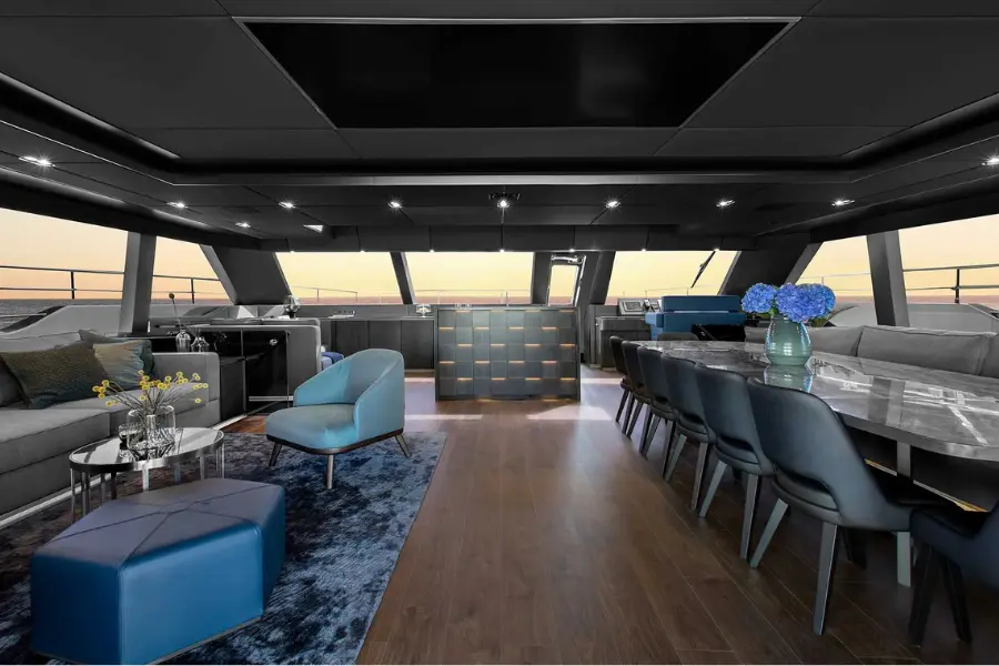 Sunreef 80, flybridge — Priveo Yachts, Europa. Stabilità da catamarano per baie europee poco affollate