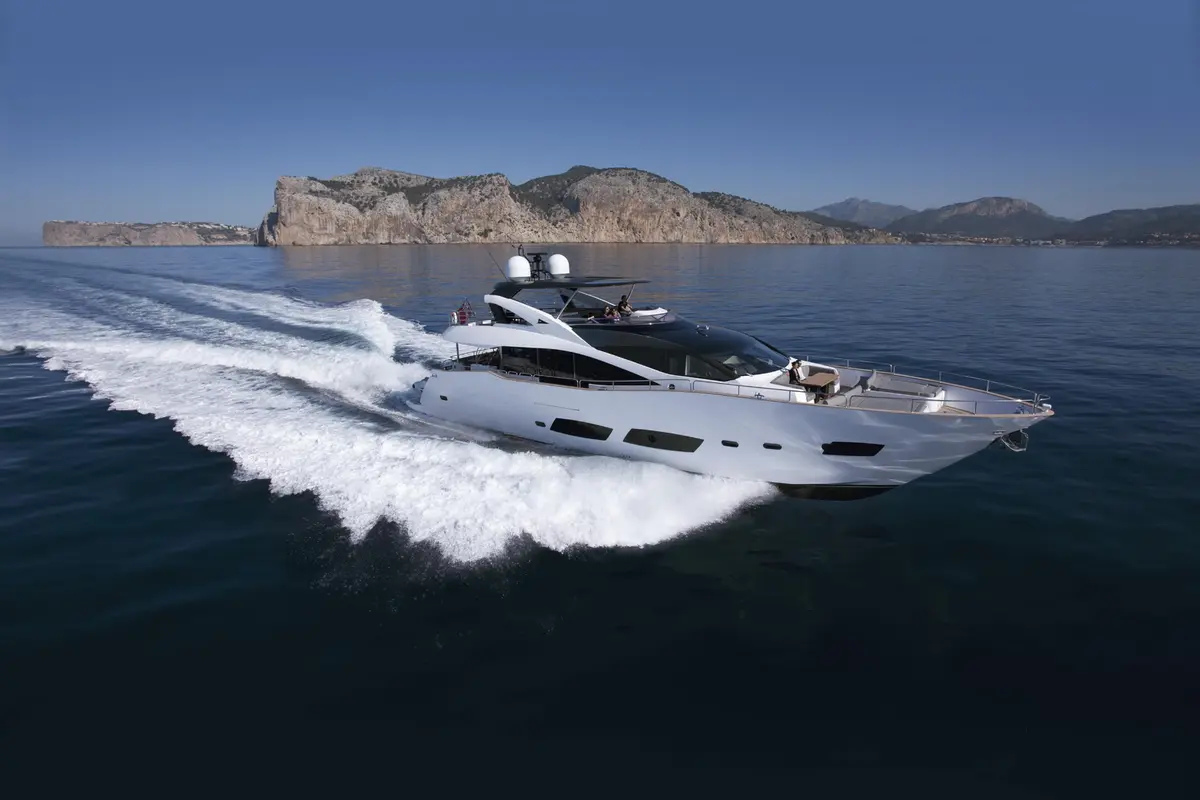Sunseeker 28, exterior — Priveo Yachts, Europe. A spacious platform for effortless coastal days