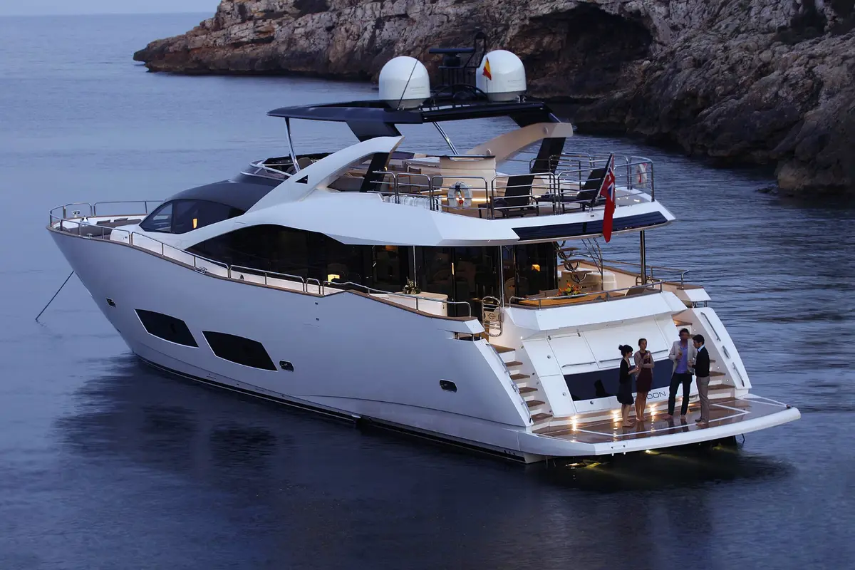 Sunseeker 28, main deck — Priveo Yachts, Europe. A spacious platform for effortless coastal days