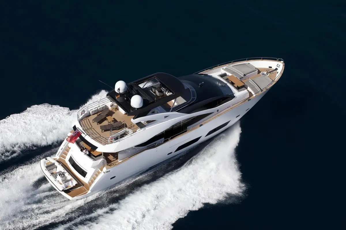 Sunseeker 28, salon — Priveo Yachts, Europe. A spacious platform for effortless coastal days
