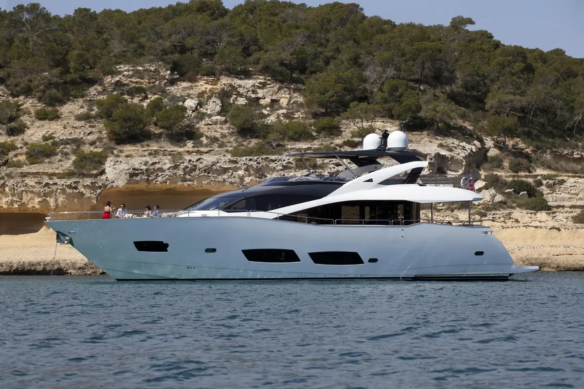 Sunseeker 28, flybridge — Priveo Yachts, Europe. A spacious platform for effortless coastal days