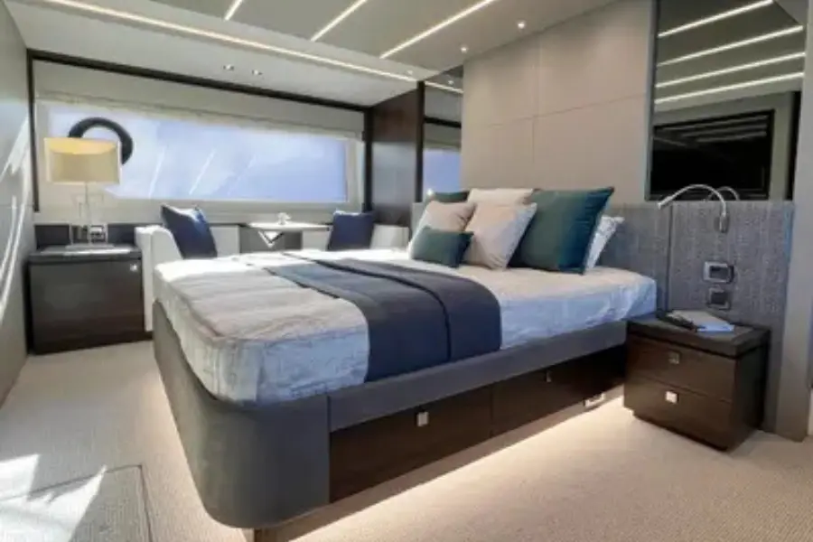 Sunseeker 76, flybridge — Priveo Yachts, Europe. Four cabins, one coastline, no rush back