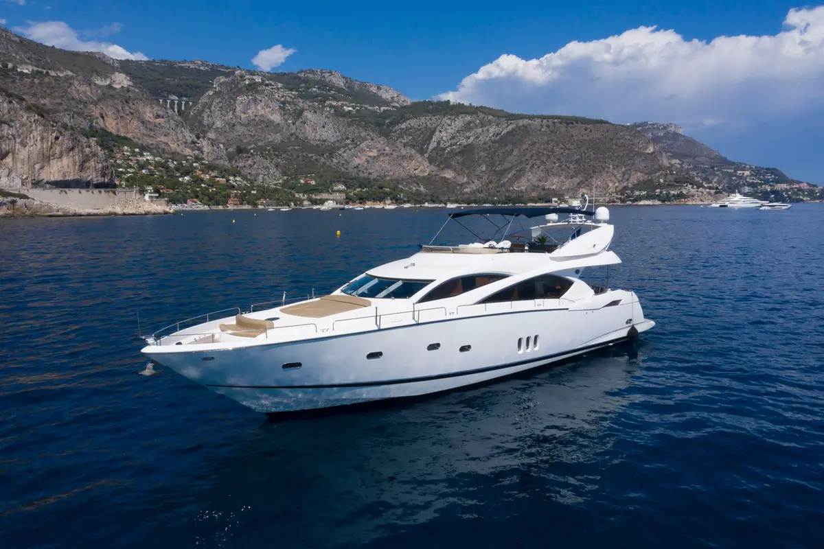 Sunseeker 82, salon — Priveo Yachts, Europe. Sport-yacht speed for short Mediterranean hops and long weekends