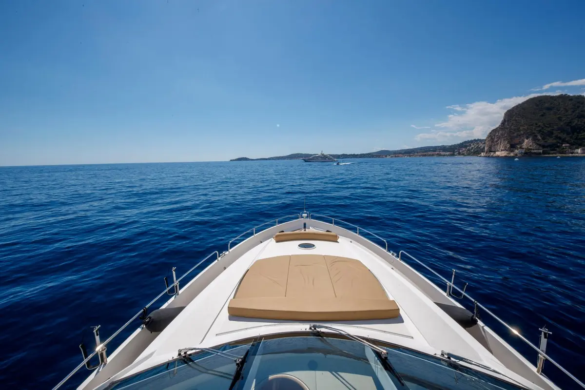Sunseeker 82, flybridge — Priveo Yachts, Europe. Sport-yacht speed for short Mediterranean hops and long weekends
