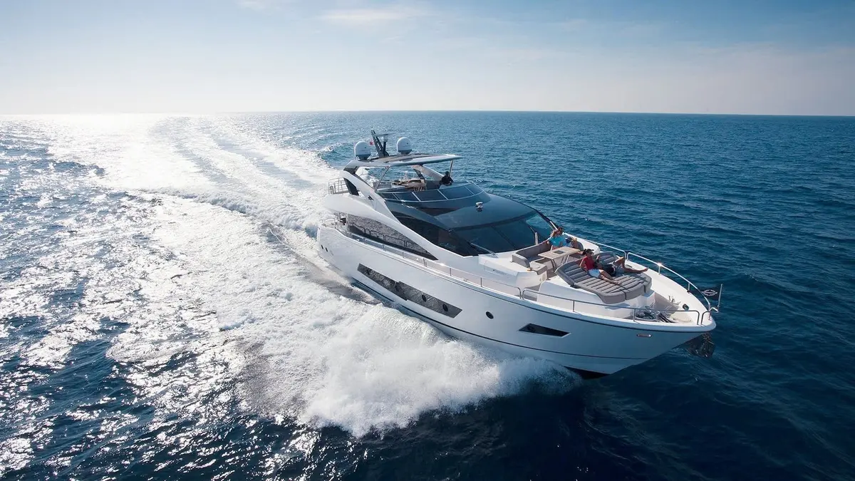Sunseeker 86, main deck — Priveo Yachts, Europe. Four cabins, twelve guests, one coastal week