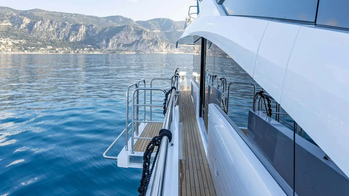 Sunseeker 86, master cabin — Priveo Yachts, Europe. Four cabins, twelve guests, one coastal week