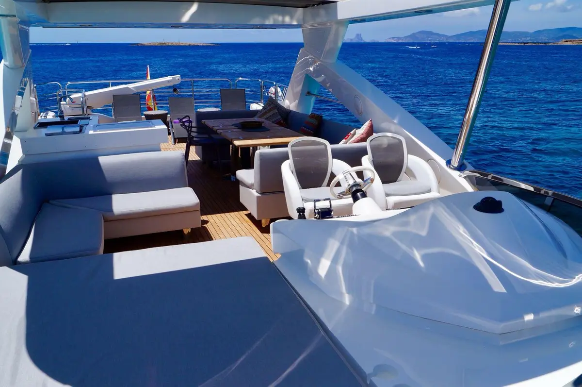Sunseeker 88, salon — Priveo Yachts, Europe. Twenty-seven metres built for slow coastal days