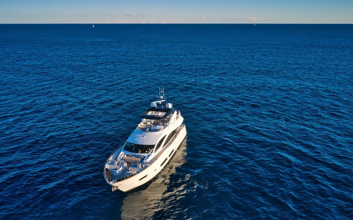 Sunseeker 90, salon — Priveo Yachts, Europe. A fast flybridge cruiser sized for close-knit groups