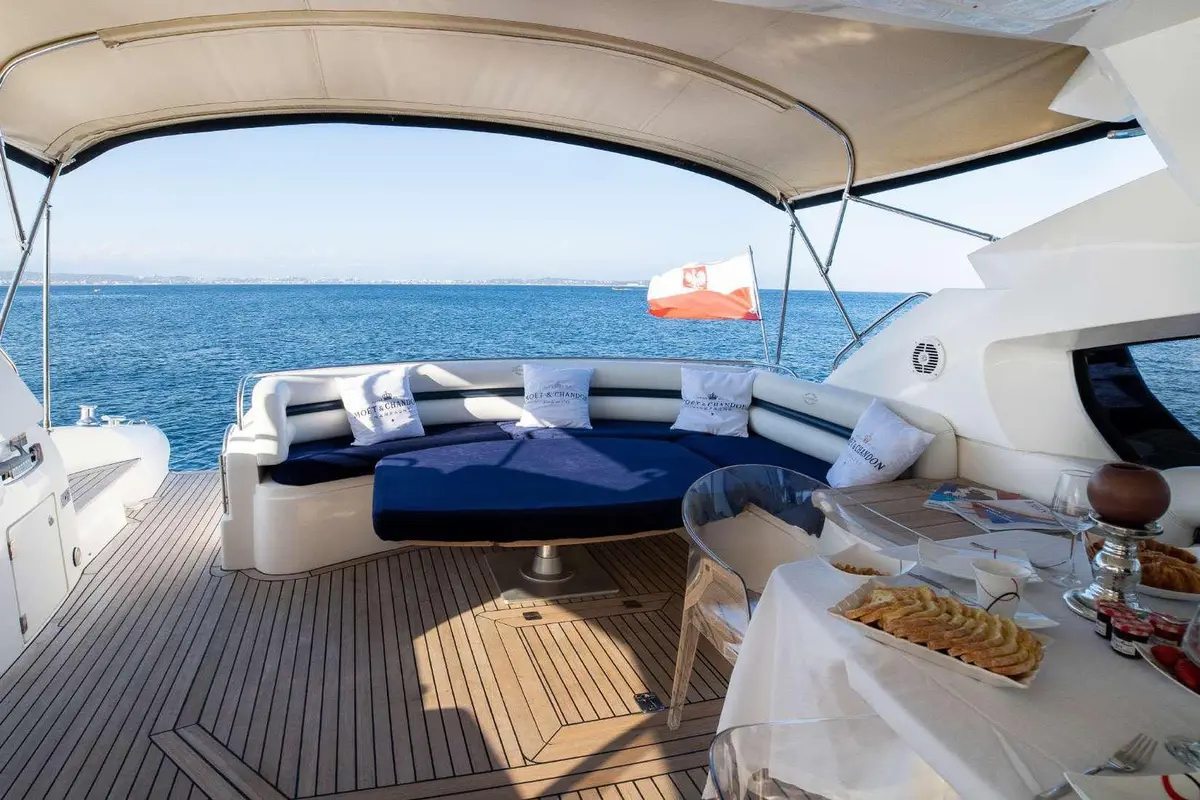 Sunseeker Predator 68, salon — Priveo Yachts, Europe. Fast coastal runs and swim stops for twelve