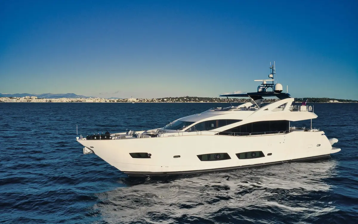 Sunseeker 95, main deck — Priveo Yachts, Europe. Twenty-six knots outbound, a jacuzzi built for anchoring