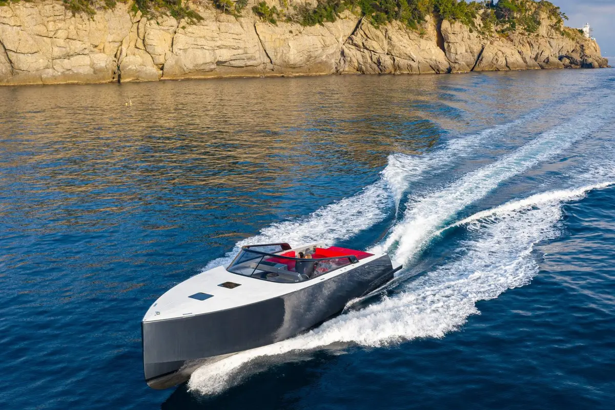 Vandutch 48, cubierta de popa — Priveo Yachts, Europa. Líneas deportivas y velocidad para salidas de un día