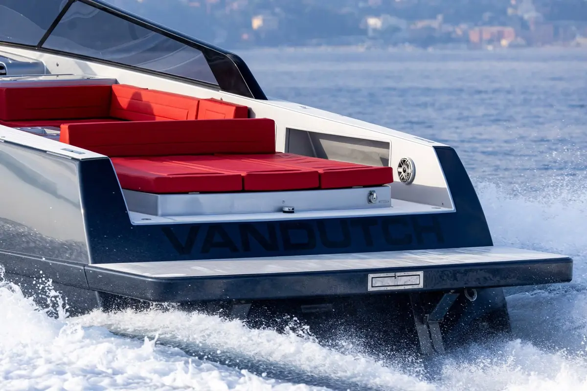 Vandutch 48, flybridge — Priveo Yachts, Europa. Líneas deportivas y velocidad para salidas de un día