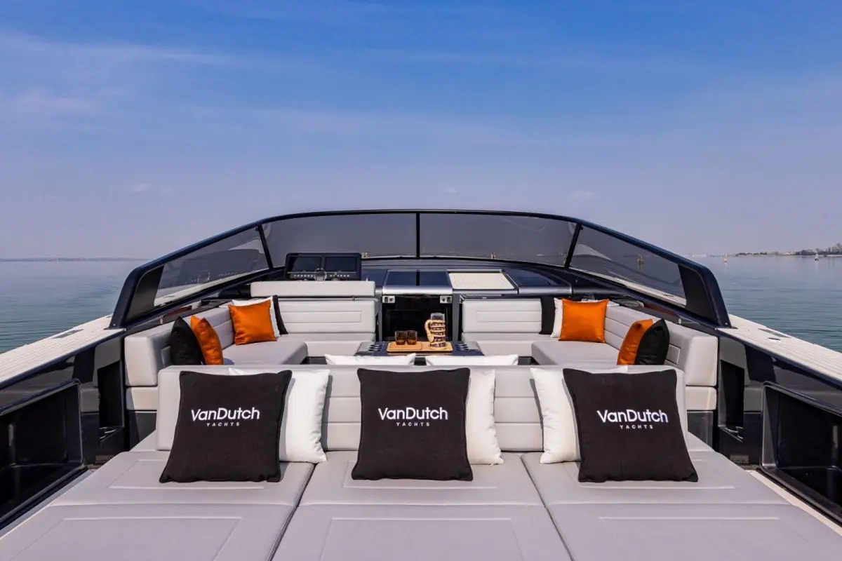 Vandutch 55, cubierta principal — Priveo Yachts, Europa. Líneas deportivas y tarde abierta frente a la costa