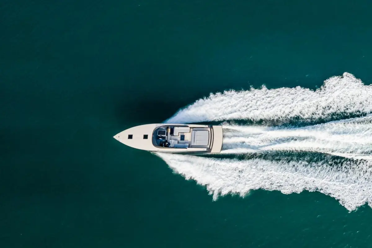 Vandutch 55, cubierta de popa — Priveo Yachts, Europa. Líneas deportivas y tarde abierta frente a la costa