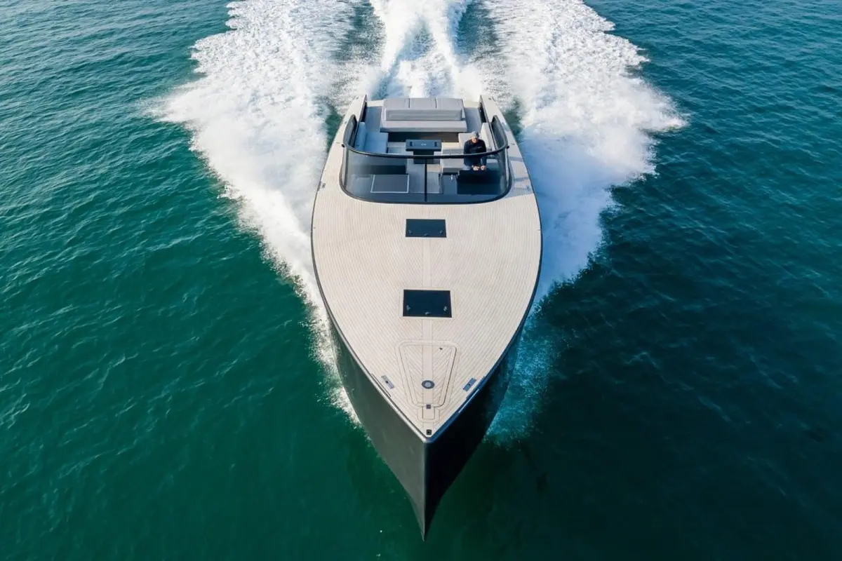 Vandutch 55, salón — Priveo Yachts, Europa. Líneas deportivas y tarde abierta frente a la costa