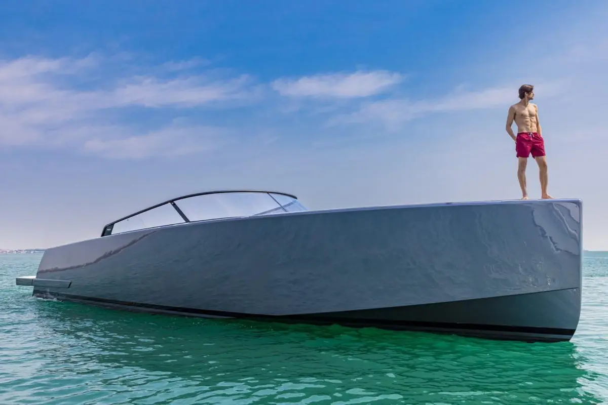 Vandutch 55, camarote principal — Priveo Yachts, Europa. Líneas deportivas y tarde abierta frente a la costa